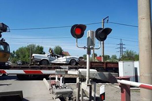 В Алтайском крае поезд протаранил иномарку