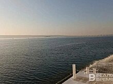 Севшая на мель в Татарстане баржа продолжила движение