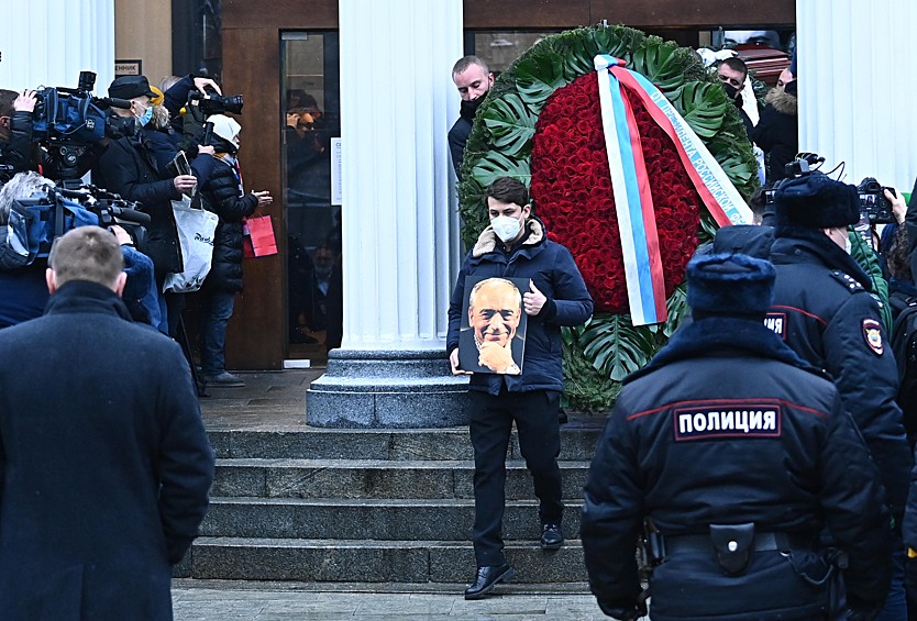 Валентин Гафт родился 2 сентября 1935 года в Москве. Окончил Школу-студию МХАТ в 1957 году, играл в Театре имени Моссовета, в Московском драматическом театре, в "Ленкоме", а с 1969 года служил в театре "Современник".