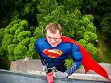 «Мы пришли спасти вас»: супергерои залезли в окна к пациентам больницы