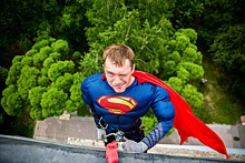 «Мы пришли спасти вас»: супергерои залезли в окна к пациентам больницы