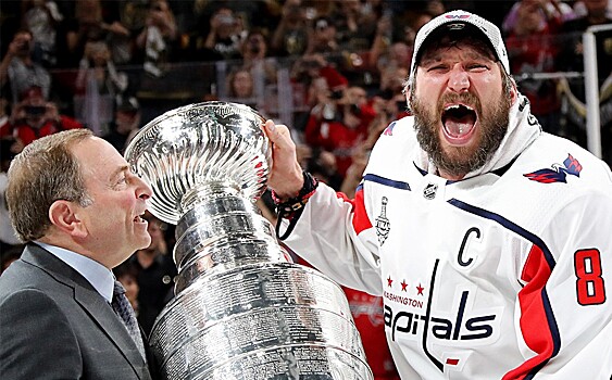 Антироссийские санкции в хоккее. НХЛ хочет запретить пить из Кубка Стэнли «методом Овечкина»