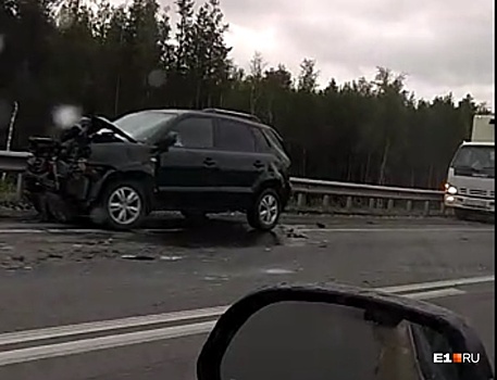 На ЕКАД столкнулись два грузовика и внедорожник: пострадали четыре человека