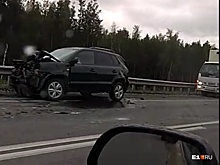 На ЕКАД столкнулись два грузовика и внедорожник: пострадали четыре человека