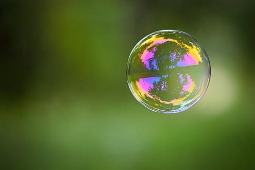 Британские студенты заставили мыльный пузырь левитировать 84 минуты и побили мировой рекорд