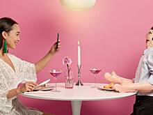 Зачем девушки просят незнакомцев оплатить их ужин и снимают это на видео