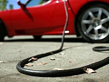 Подзарядка? Авто ещё долго будут заправлять бензином