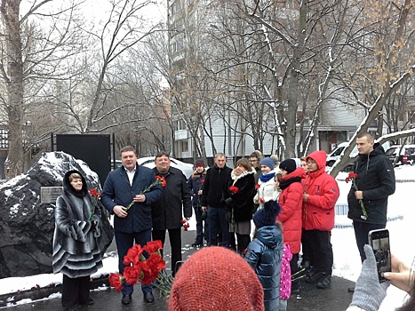 В сквере имени легендарного летчика-испытателя Валерия Чкалова в САО прошел митинг памяти