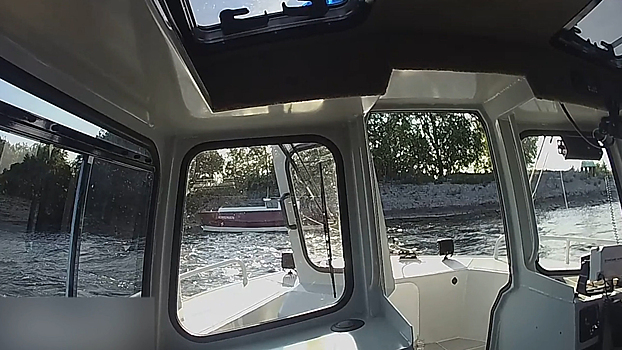В акватории Морского канала Санкт-Петербурга сотрудники водной полиции оказали помощь пассажирам катера, севшего на мель
