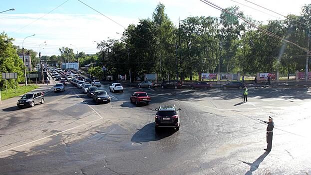 Регулировщики в белых рубашках и белых перчатках вышли сегодня на самые сложные перекрестки Вологды