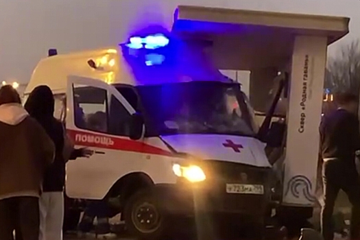 В Москве скорая помощь влетела в остановку с людьми