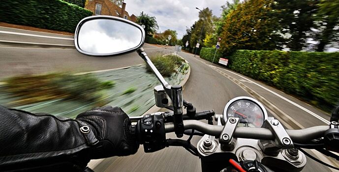 Два человека пострадали в аварии мотоцикла и иномарки в Ростове