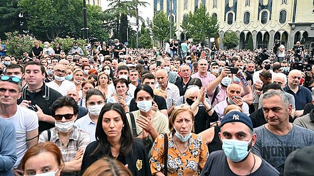 "Сократили зарплаты": Жители Тбилиси вышли на акцию протеста
