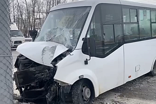 В Иркутске шесть человек пострадали при столкновении автобуса со столбом