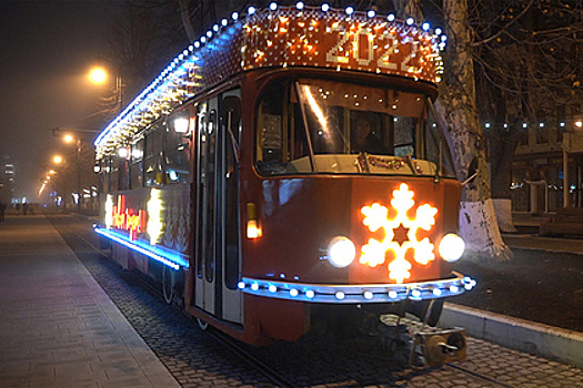 По Владикавказу начал курсировать новогодний трамвай