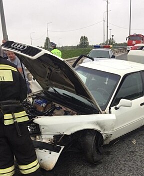 Под Калугой "Ауди" врезалась в отбойник