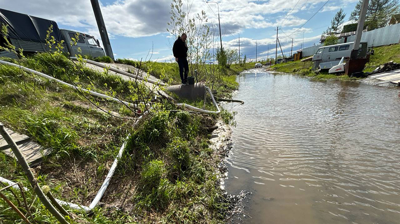 В Салехарде частный сектор подтопило из-за безответственного горожанина