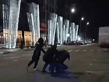 Драка с полуголым россиянином на парковке попала на видео