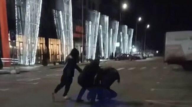 Драка с полуголым россиянином на парковке попала на видео