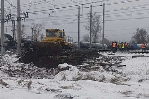 Куйбышевская ЖД: 300 рабочих ликвидируют последствия схода цистерн