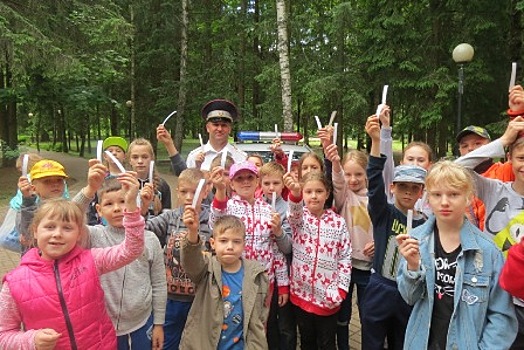 В Смоленской области полицейские напоминают детям об основах безопасного поведения во время летних каникул