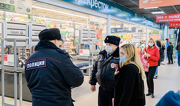 В волгоградских ТЦ стали чаще соблюдать антиковидные правила