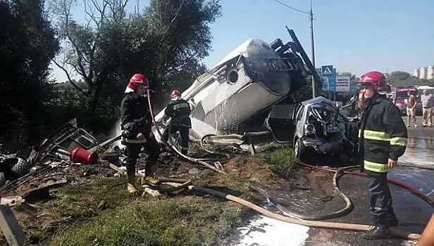 Видео: неуправляемый бензовоз протаранил 4 машины в Тернополе, есть погибшие