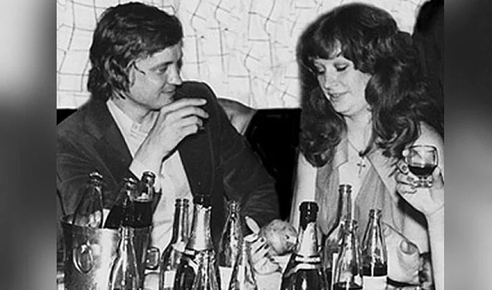 Алла Пугачева и режиссер Александр Стефанович (состояли в браке с 1977 по 1981).