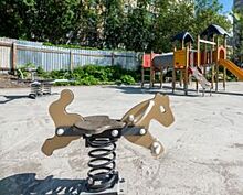 Новая детская площадка украсит мурманский двор