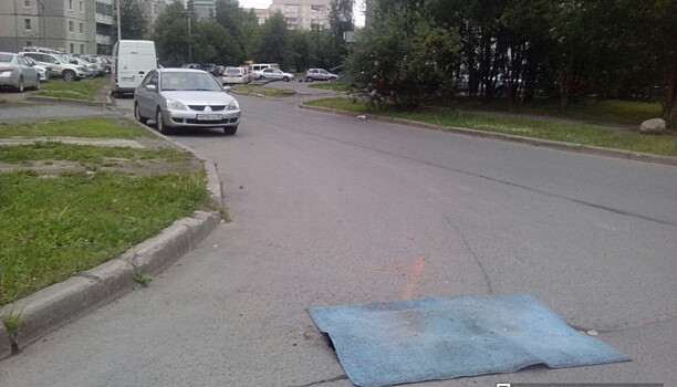 Петрозаводский пенсионер самостоятельно заделал яму на дороге