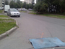 Петрозаводский пенсионер самостоятельно заделал яму на дороге