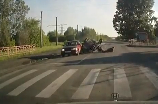 Видео: в Новокузнецке мотоцикл влетел в автомобиль и перевернулся