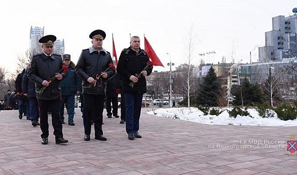 В Волгограде возложили венки к памятнику чекистам и милиционерам