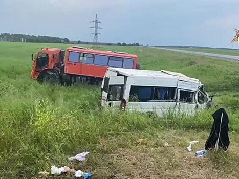 Автобус столкнулся с "Камазом" в Красноярском крае, пострадали 17 человек