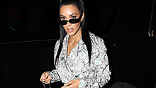 Деньги ей к лицу: Ким Кардашьян в винтажном пальто Jeremy Scott, "усыпанном" долларами