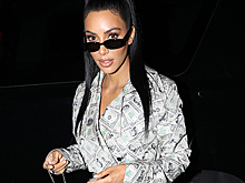Деньги ей к лицу: Ким Кардашьян в винтажном пальто Jeremy Scott, "усыпанном" долларами