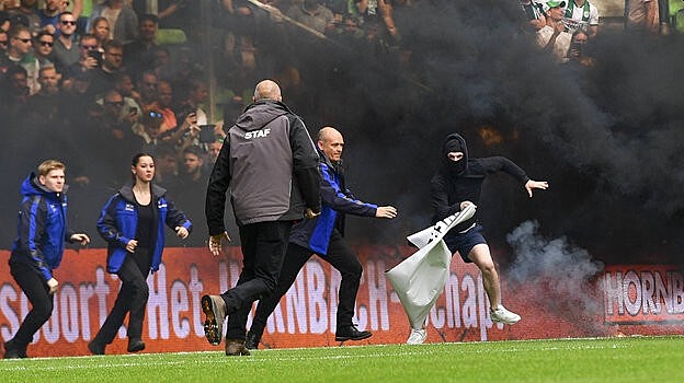 В Нидерландах из-за беспорядков остановили футбольный матч