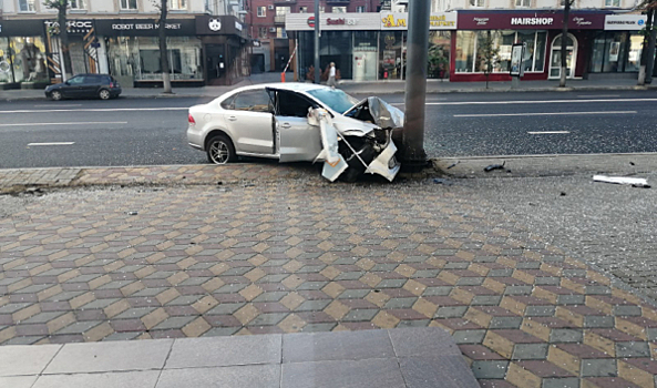 В Воронеже на проспекте Революции водитель Volkswagen протаранил столб