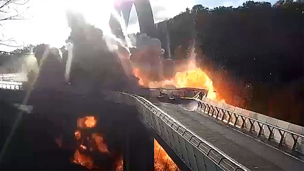 Момент взрыва на пешеходном мосту в Киеве попал на видео