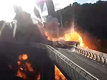 Момент взрыва на пешеходном мосту в Киеве попал на видео