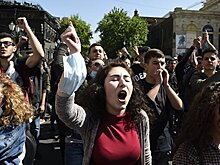 Протестующие в Ереване обосновались в мэрии