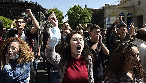 Протестующие в Ереване обосновались в мэрии