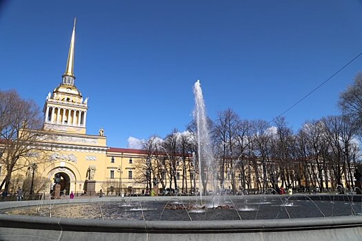 В Санкт-Петербурге заработали фонтаны