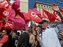 В Харькове участника первомайской демонстрации облили кефиром