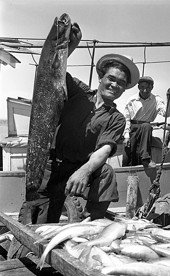 Аральское море. Рыбак Джеткербай Джумгажин и его улов, 1962 год