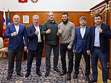 Глава Дагестана Сергей Меликов вручил Артуру Бетербиеву сертификат на квартиру