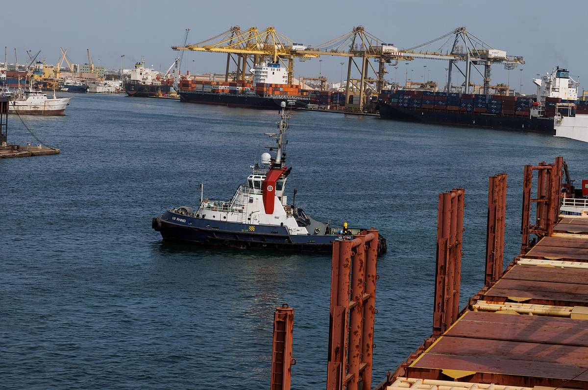 Танкер турецкой фирмы подал сигнал бедствия у Сенегала