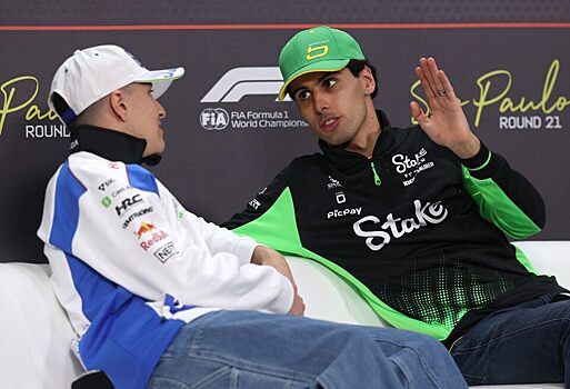 Британский гонщик Хилл назвал впечатливших его молодых пилотов