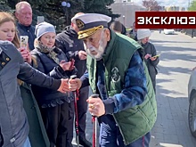 Бедрос Киркоров приехал на прощание с Юдашкиным в маске и на костылях