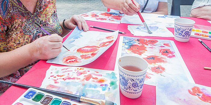 Рисование гуашью, ретро-дискотека и уроки тхэквондо: что ждет участников «Московского долголетия» в четверг